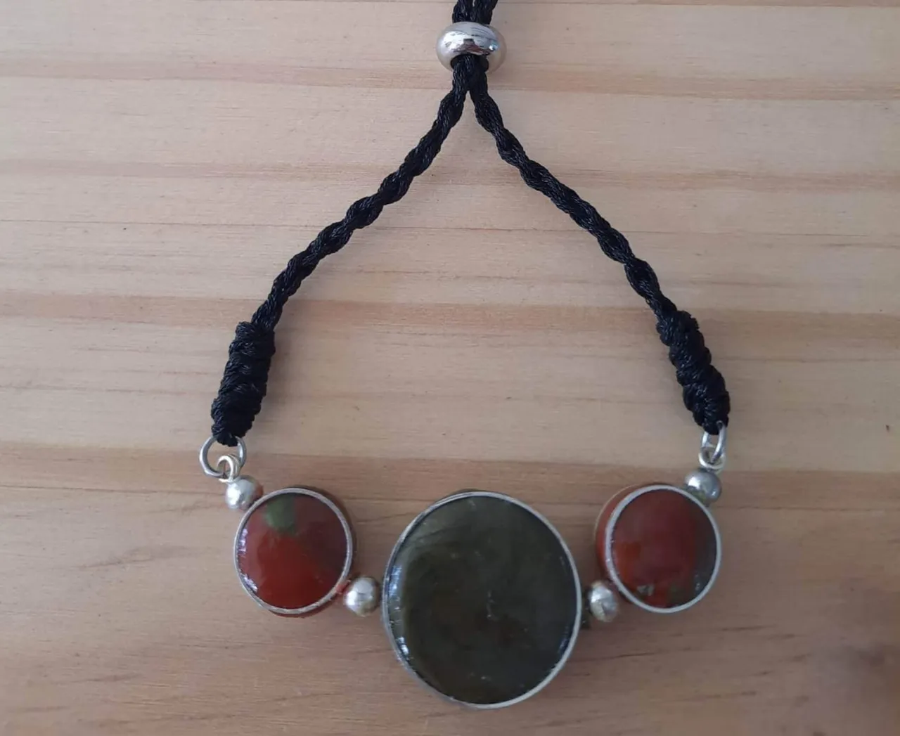 Collier Plastron kaki et rouge